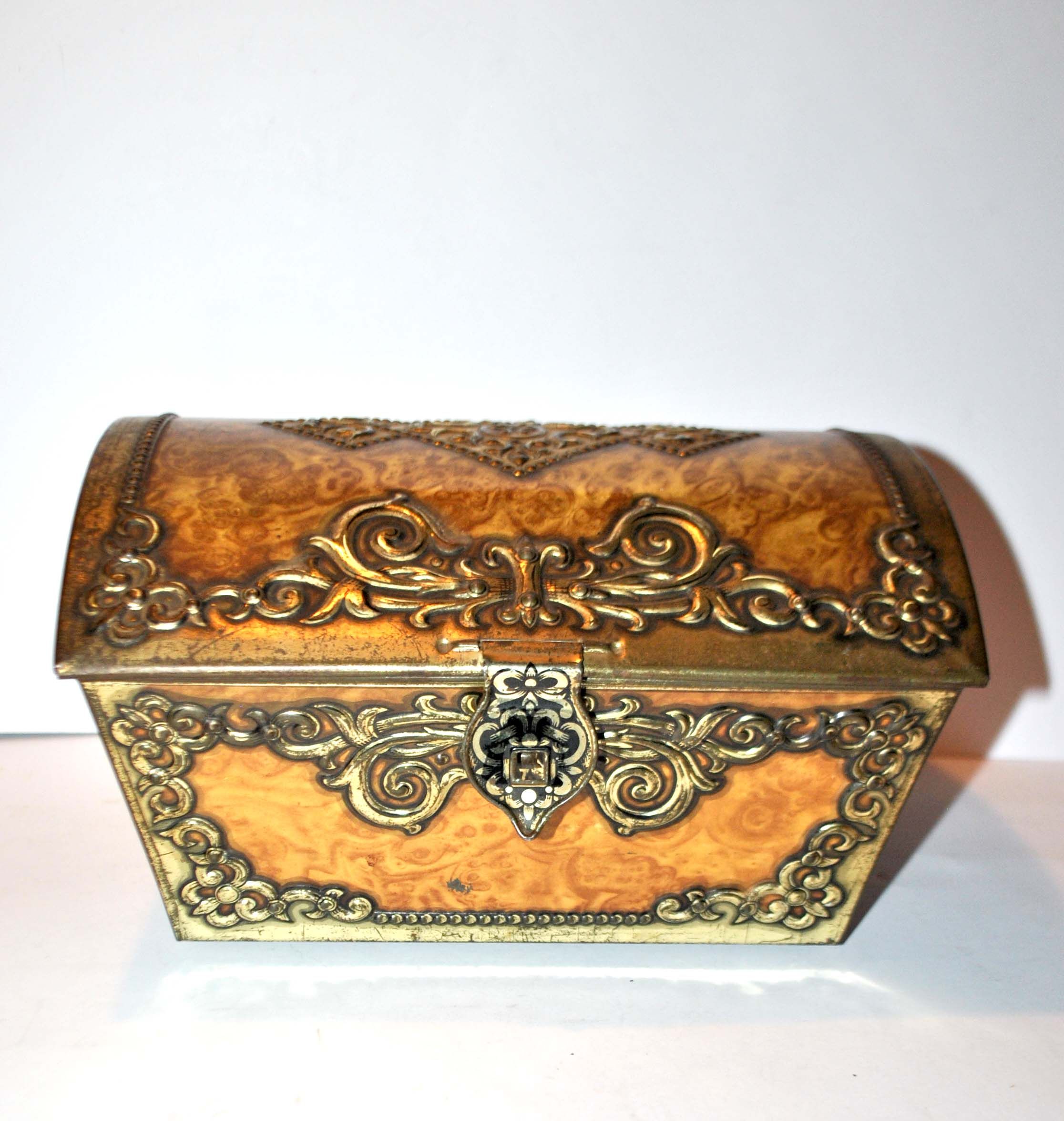 Antique biscuit box in golden sheet - Victoria metal box