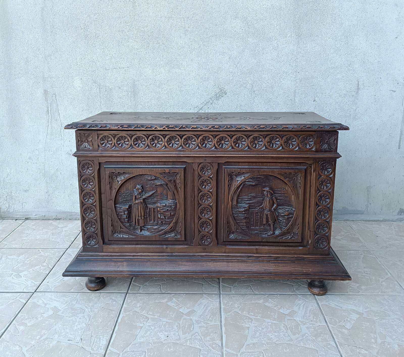 Breton chest in carved wood