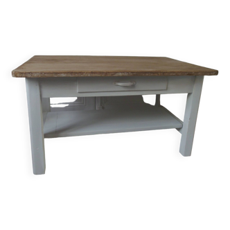 Table basse réalisée à partir d'une table vintage, elle possède 1 tiroir et une tablette.