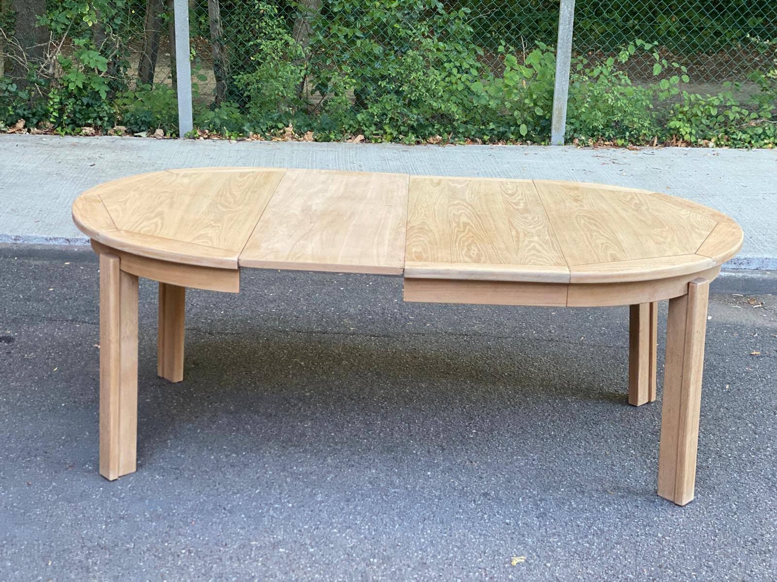 Table à manger scandinave ronde extensible décapée en chêne brut 1970