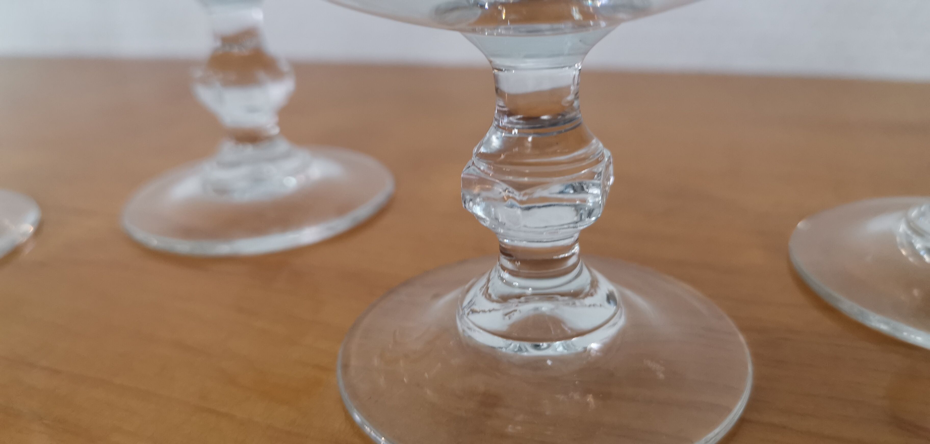 Set of 7 white wine glasses on feet, grape decoration and Luminarc vine shoot