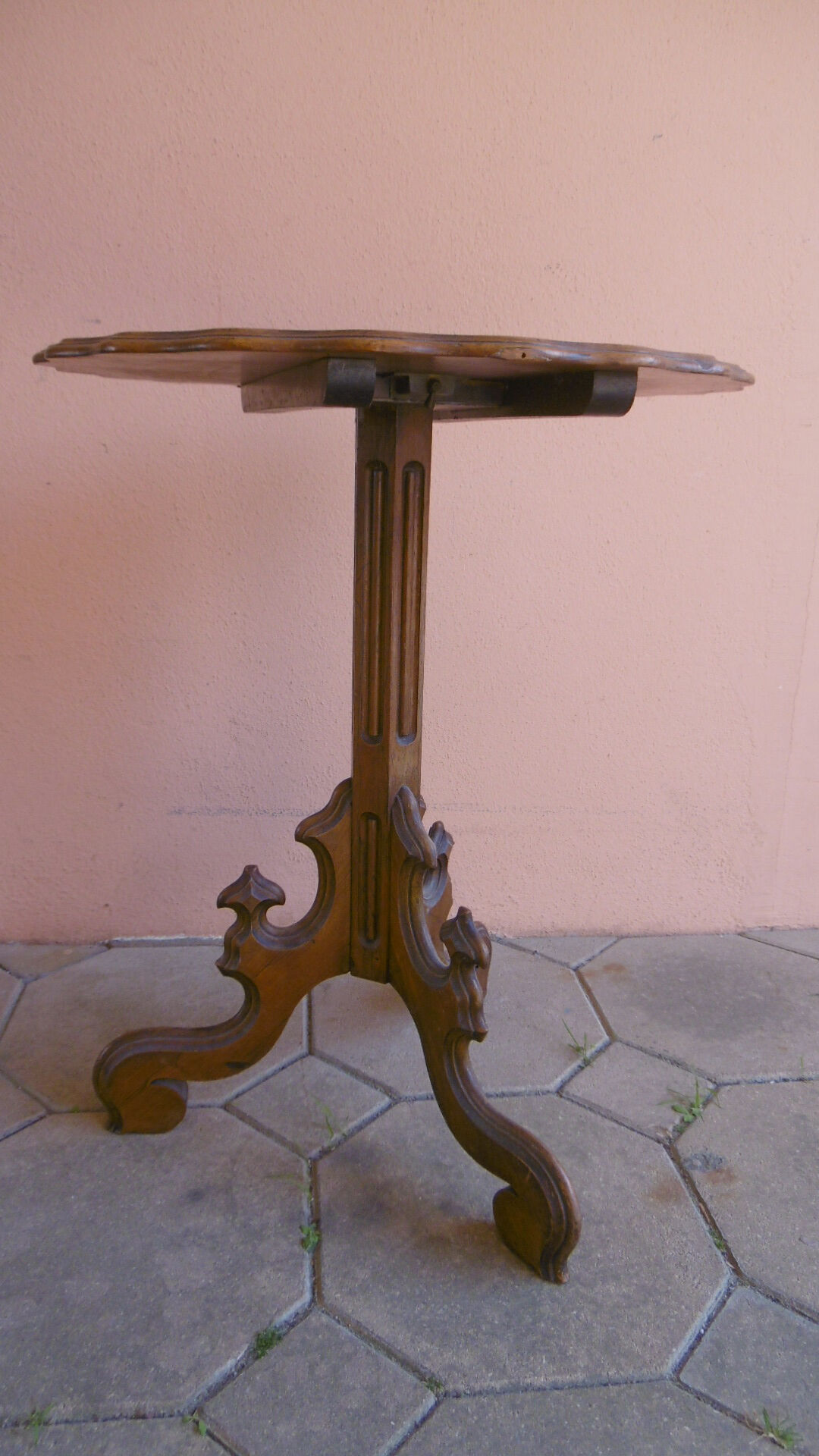 Gueridon table with folding top