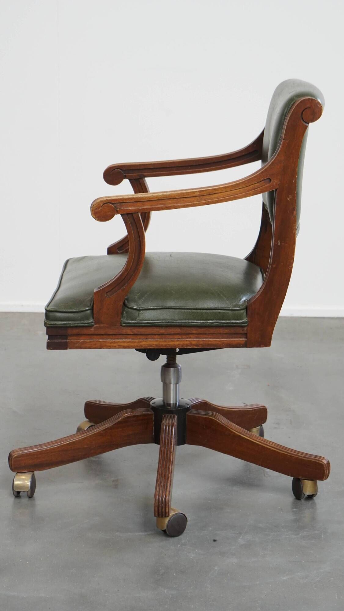 English-Style Office Chair in Cowhide Leather on Wheels Combined with Wood