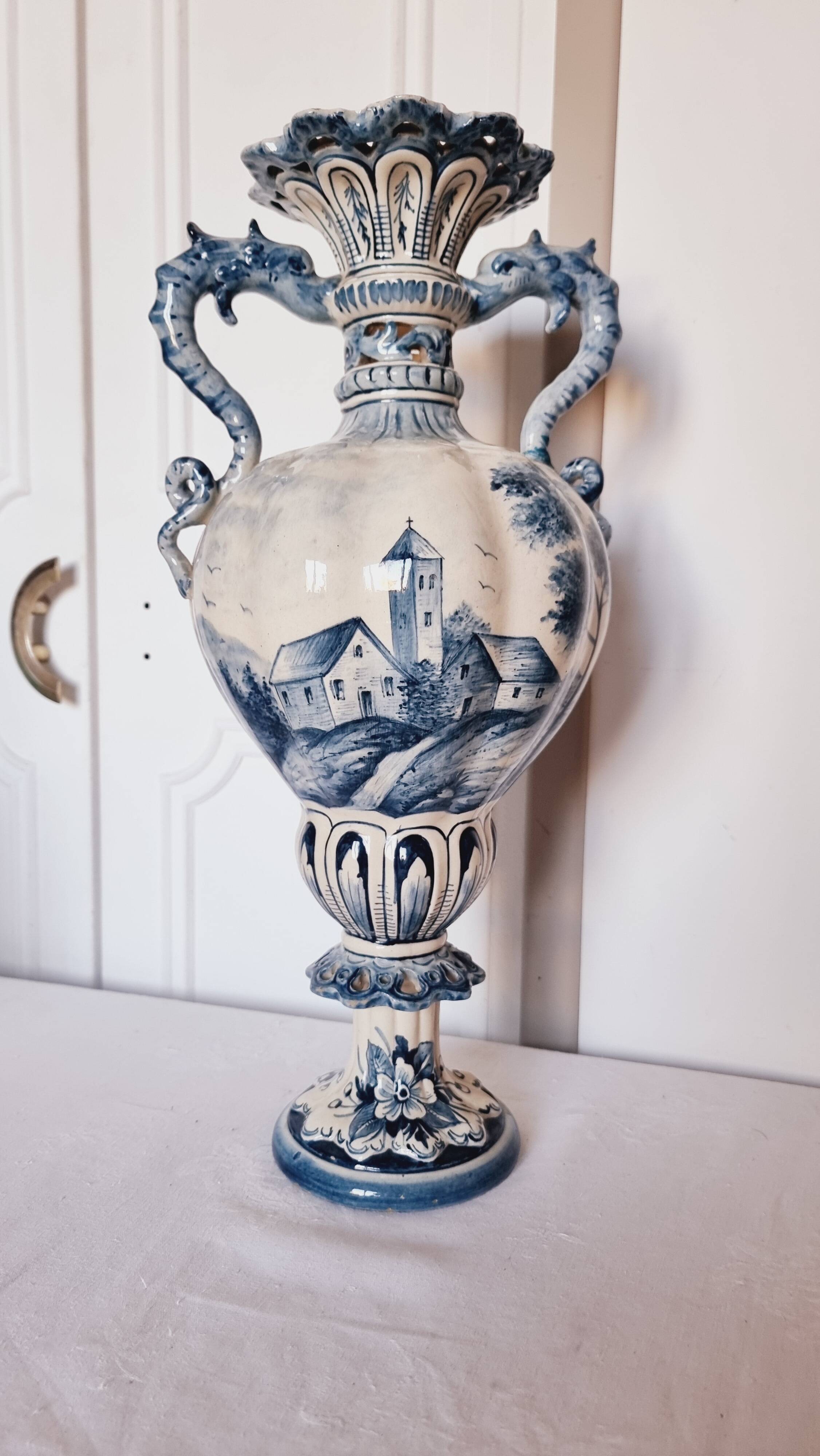Large Spanish vase in Talavera style, hand-painted, adorned with a landscape.