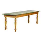 Table en pin avec un vieux plateau