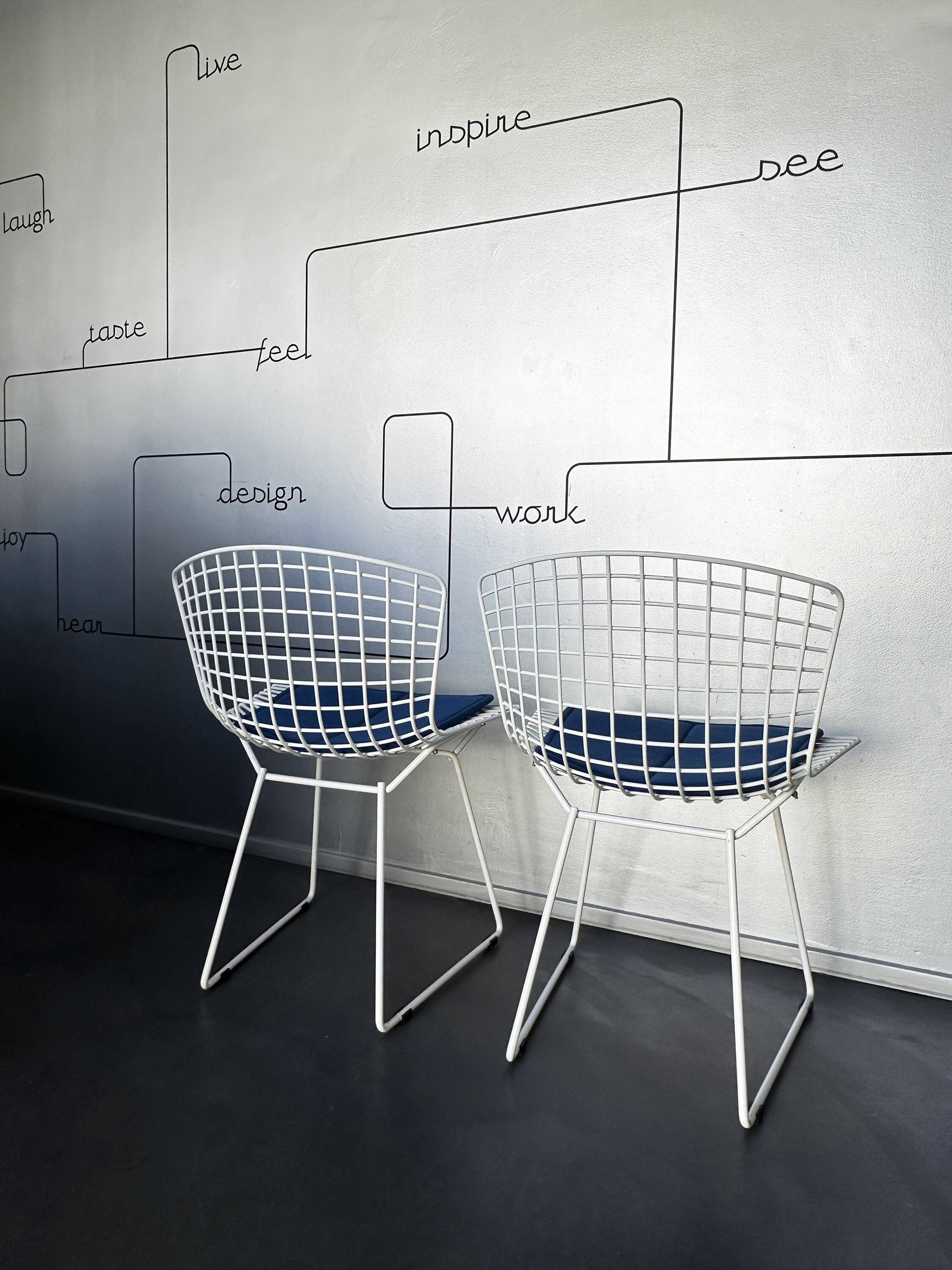 Pair of dining chairs 420 by Harry Bertoia for Knoll International, 1970s.