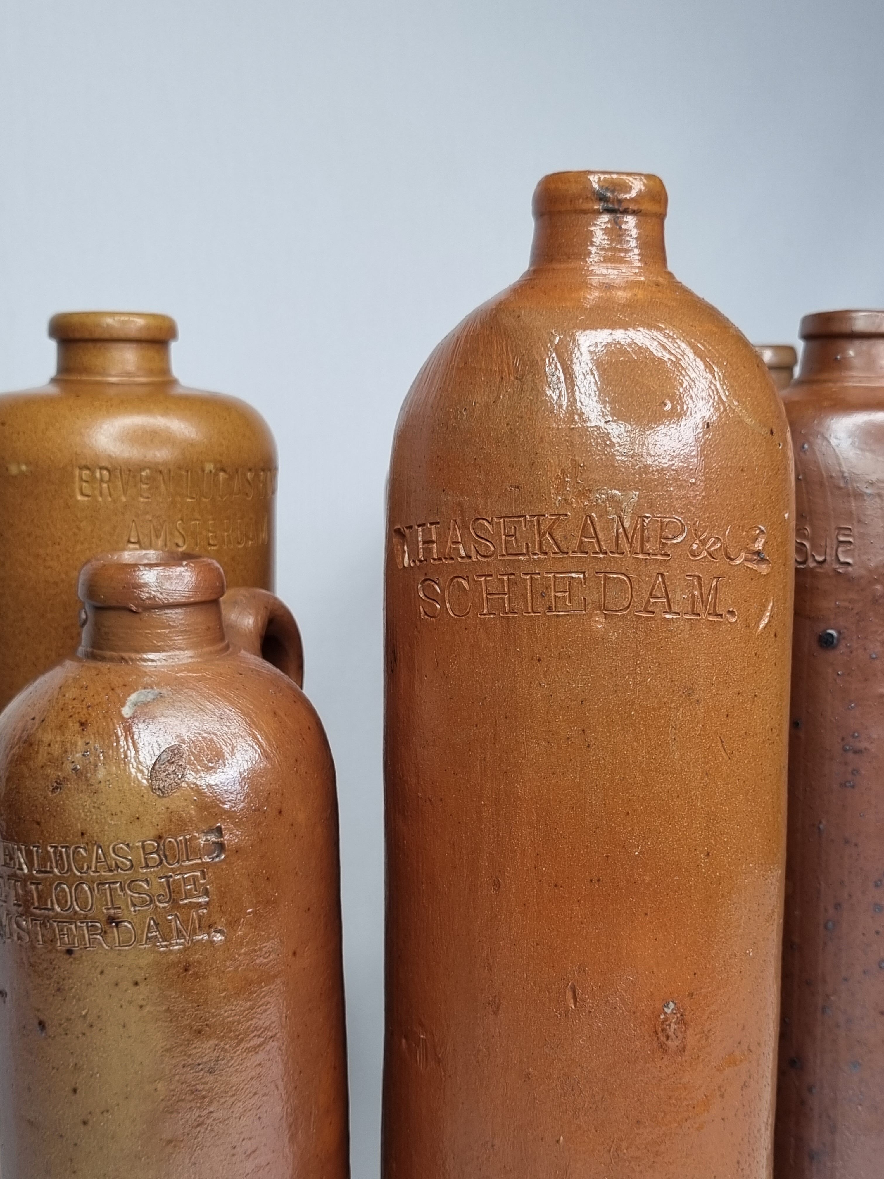 Ensemble de six bouteilles en grès Bols Amsterdam