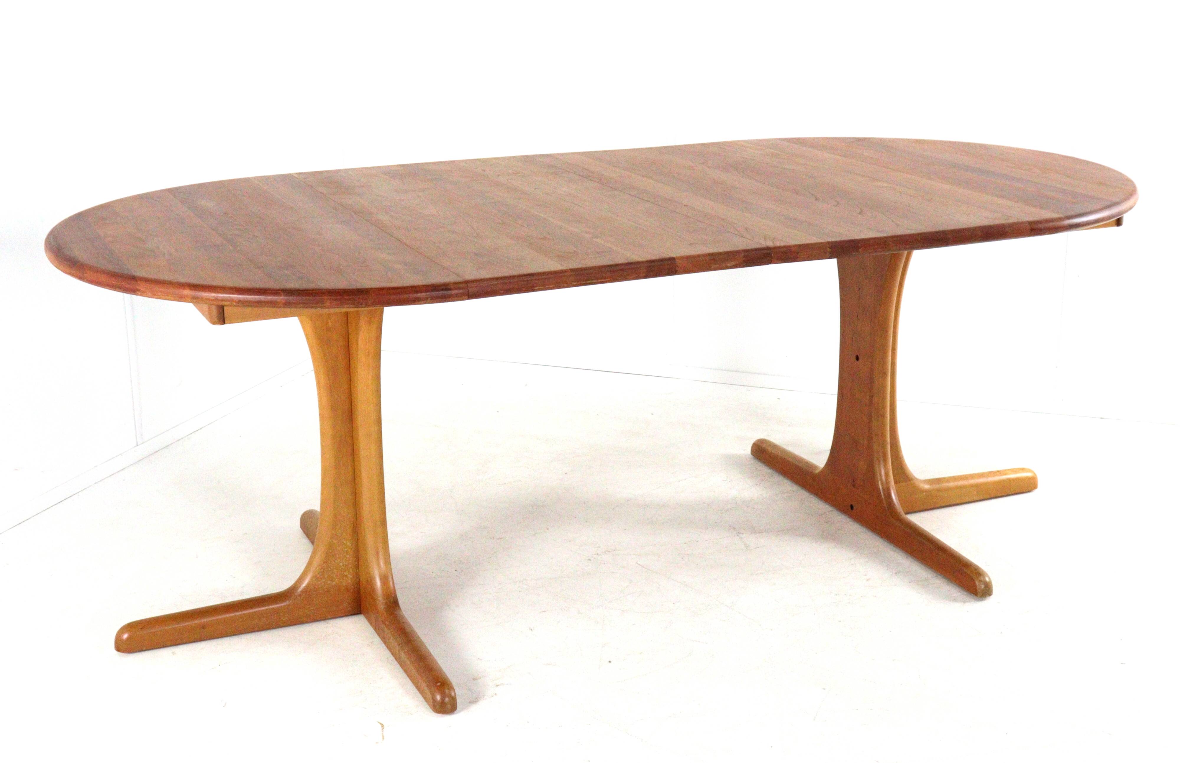 Round 2x Extendable Dining Table "Tjórn" - danish design in teak
