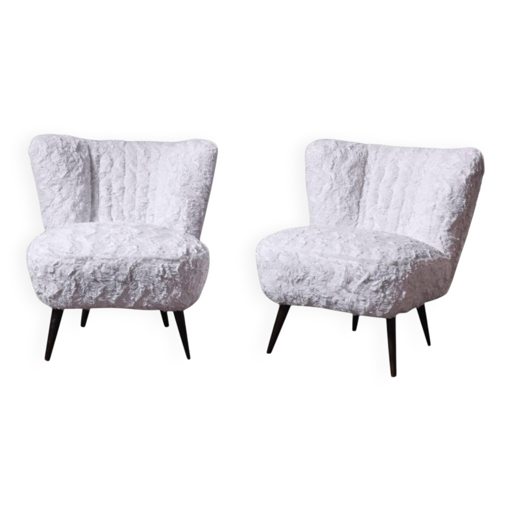 Set of 2 white cocktail chairs in faux fur with beech legs, 1950s.