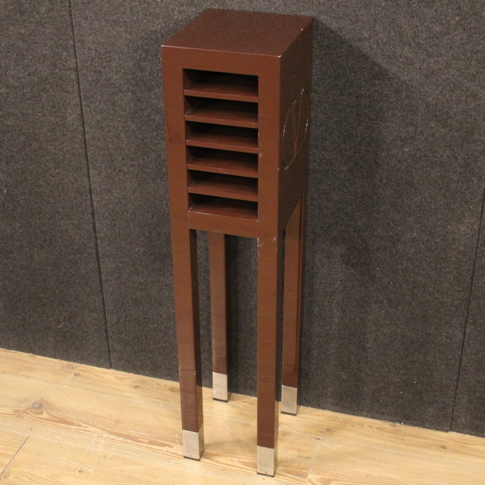 Table d’appoint en bois laqué