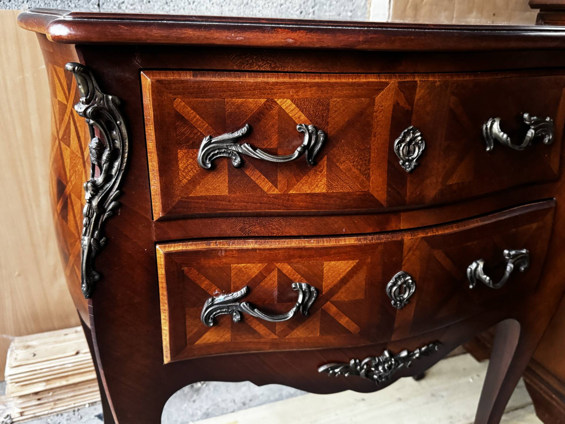 Commode galbée