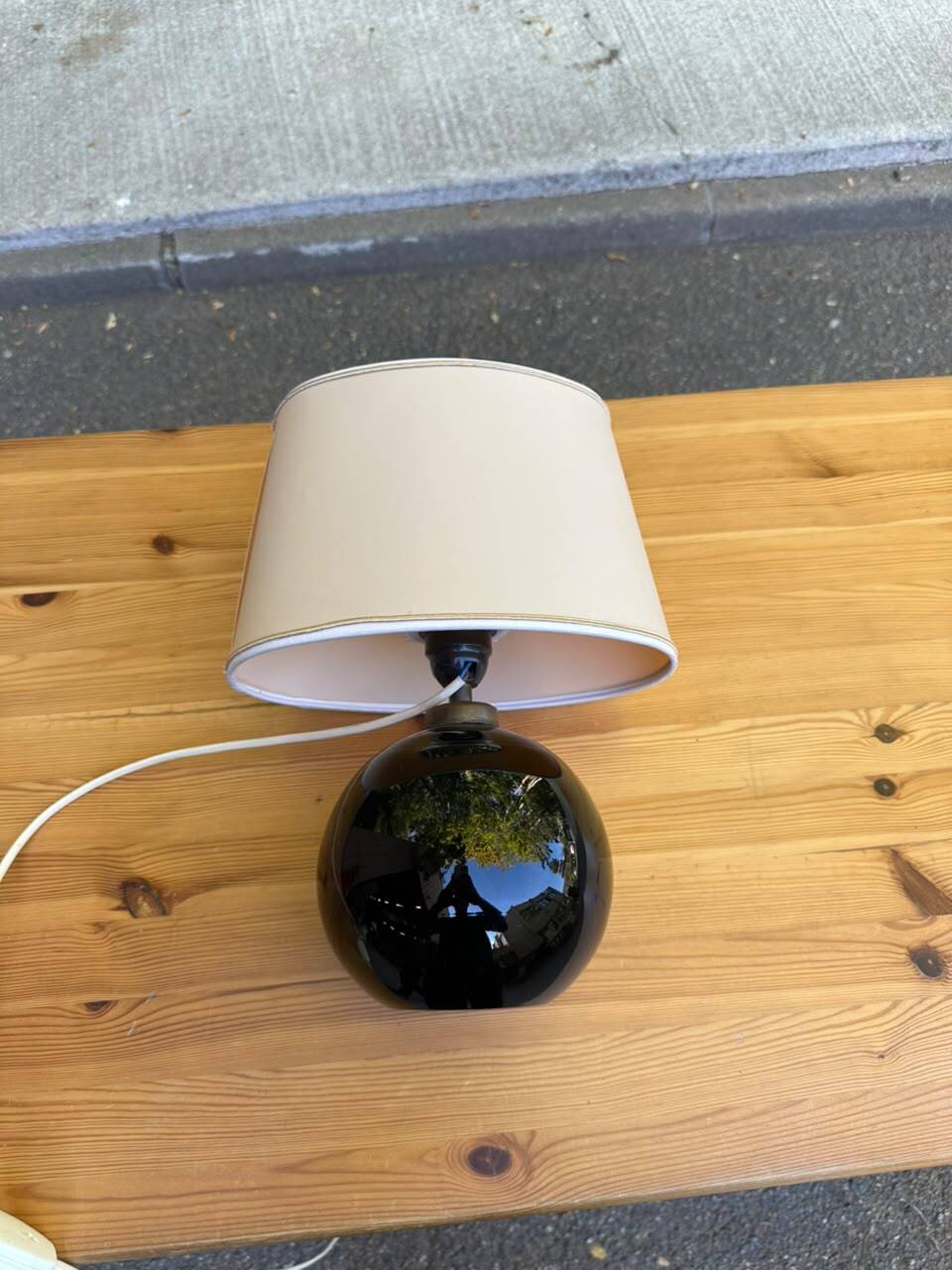 Vintage 80s table lamp with a black ceramic base and beige shade.