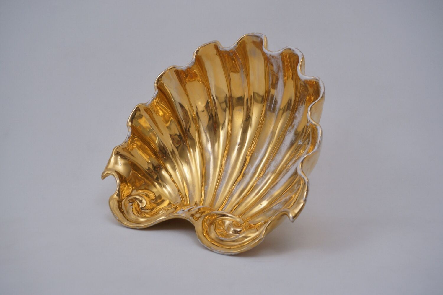 Fabbrica Ferniani Faenza plateau de poche 36,5 cm coquille en majolique, doré, 1800