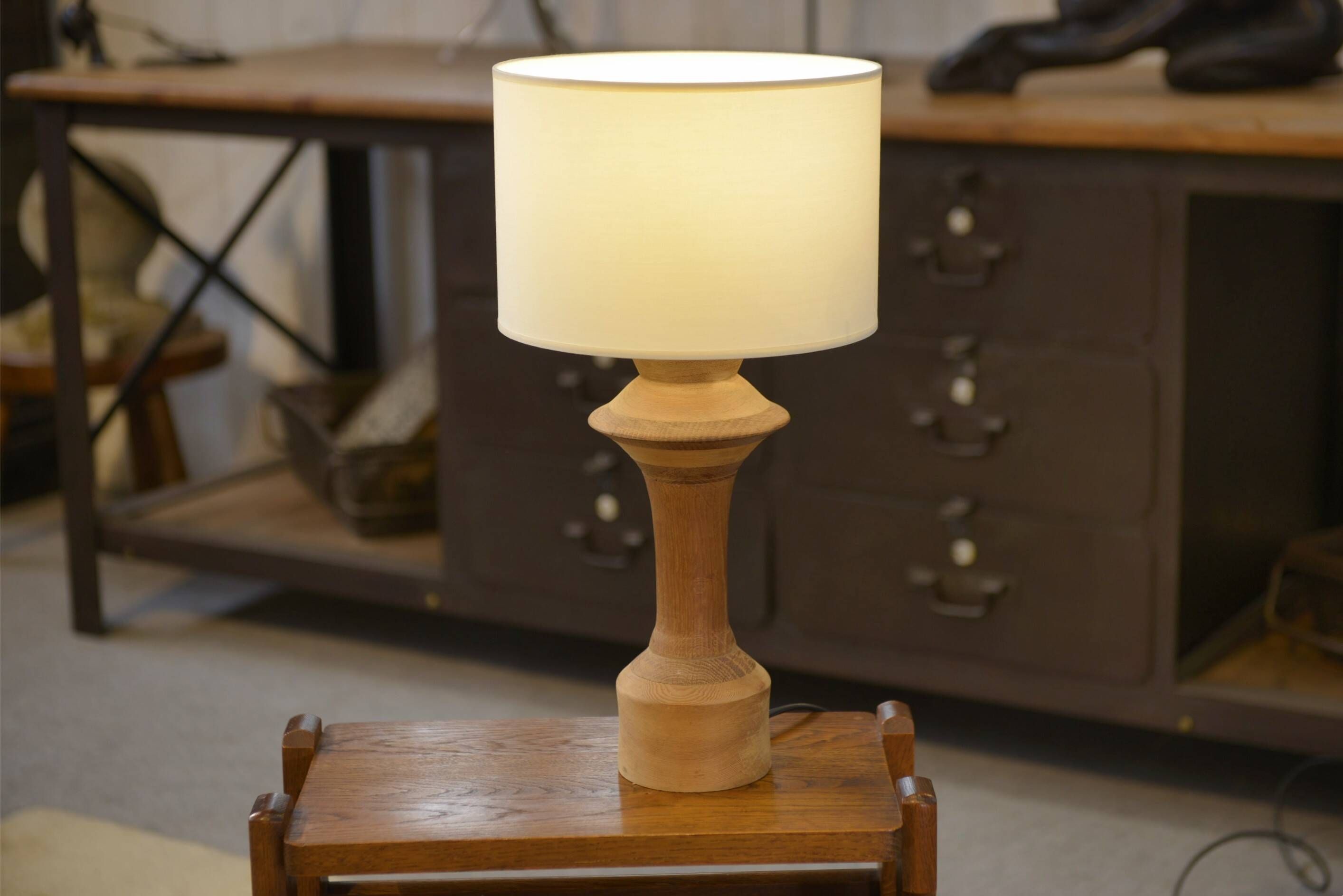 Lampe en chêne des années 1950