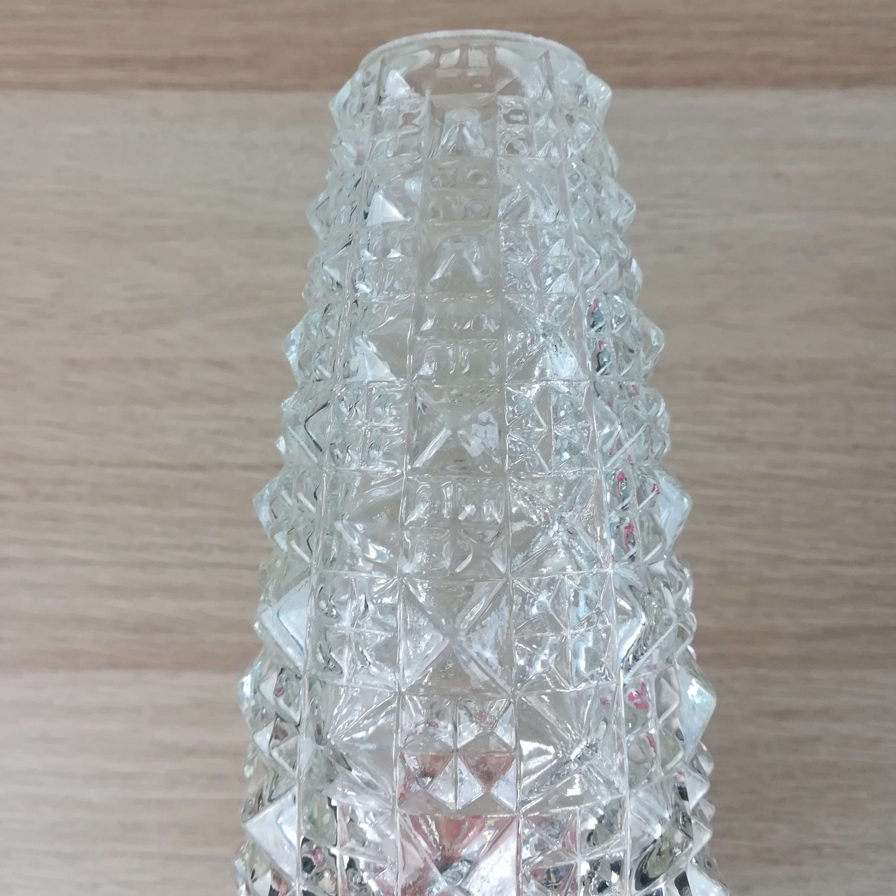 2 conical globes in scissor glass