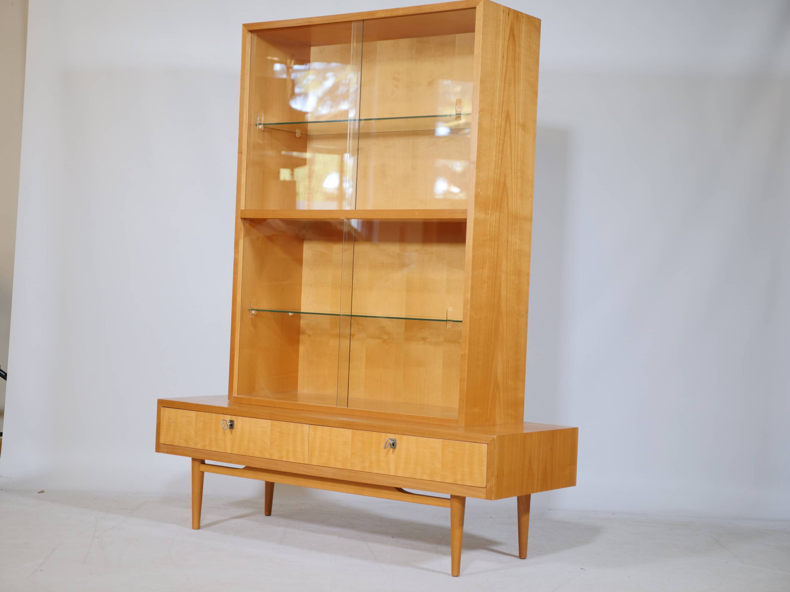 Vitrine en bois de cerisier des années 1960 et 1970, meuble design MCM