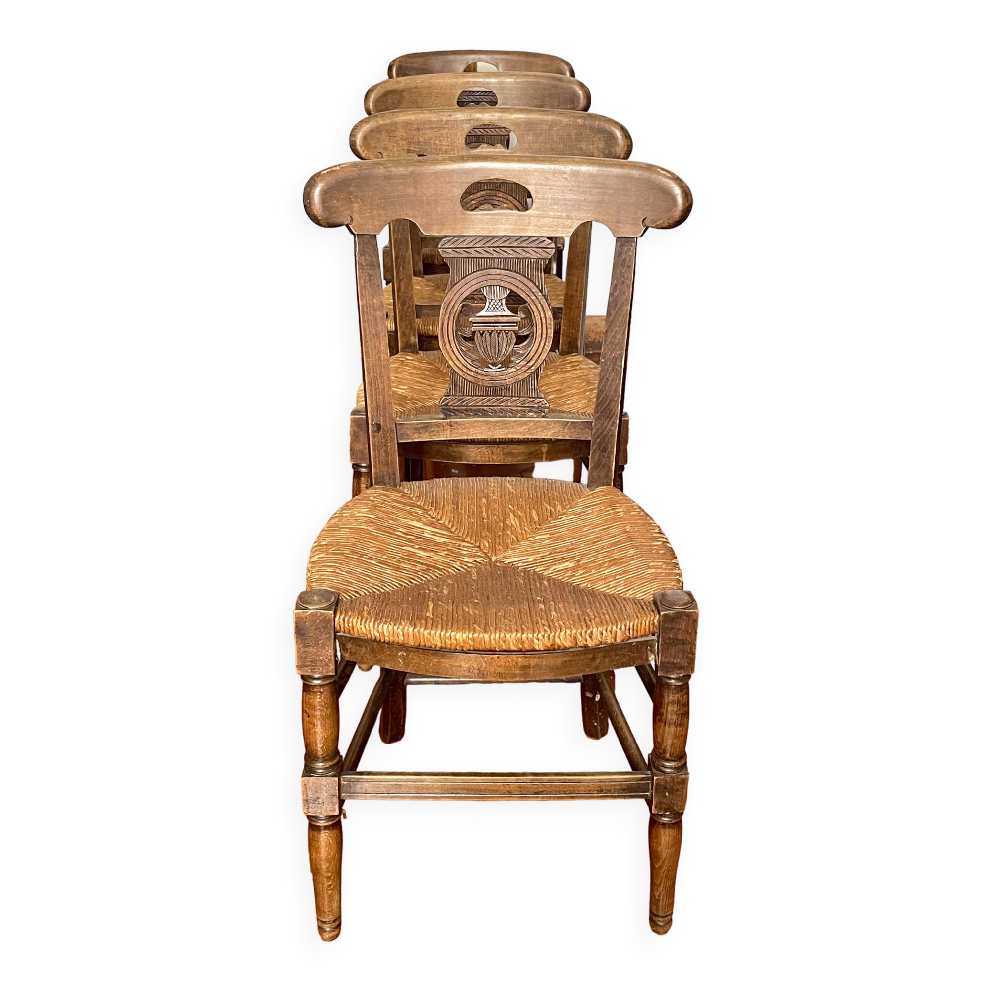 4 chaises provençales anciennes en bois sculpté