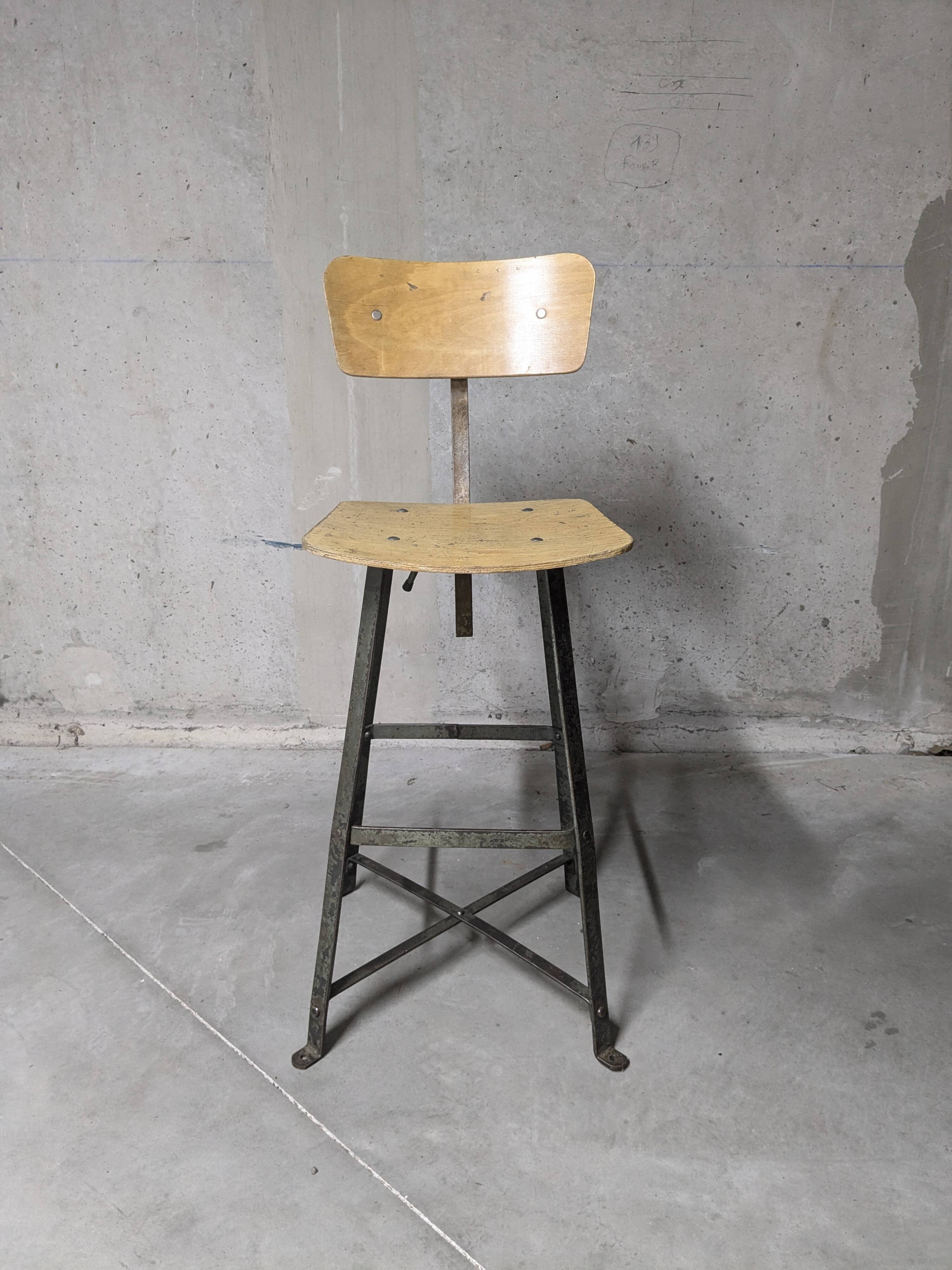 Chaise haute d'atelier Bienaise, chaise industrielle vintage