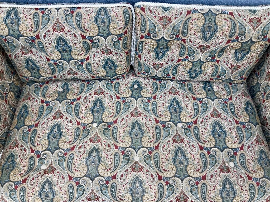 Bench reads art deco