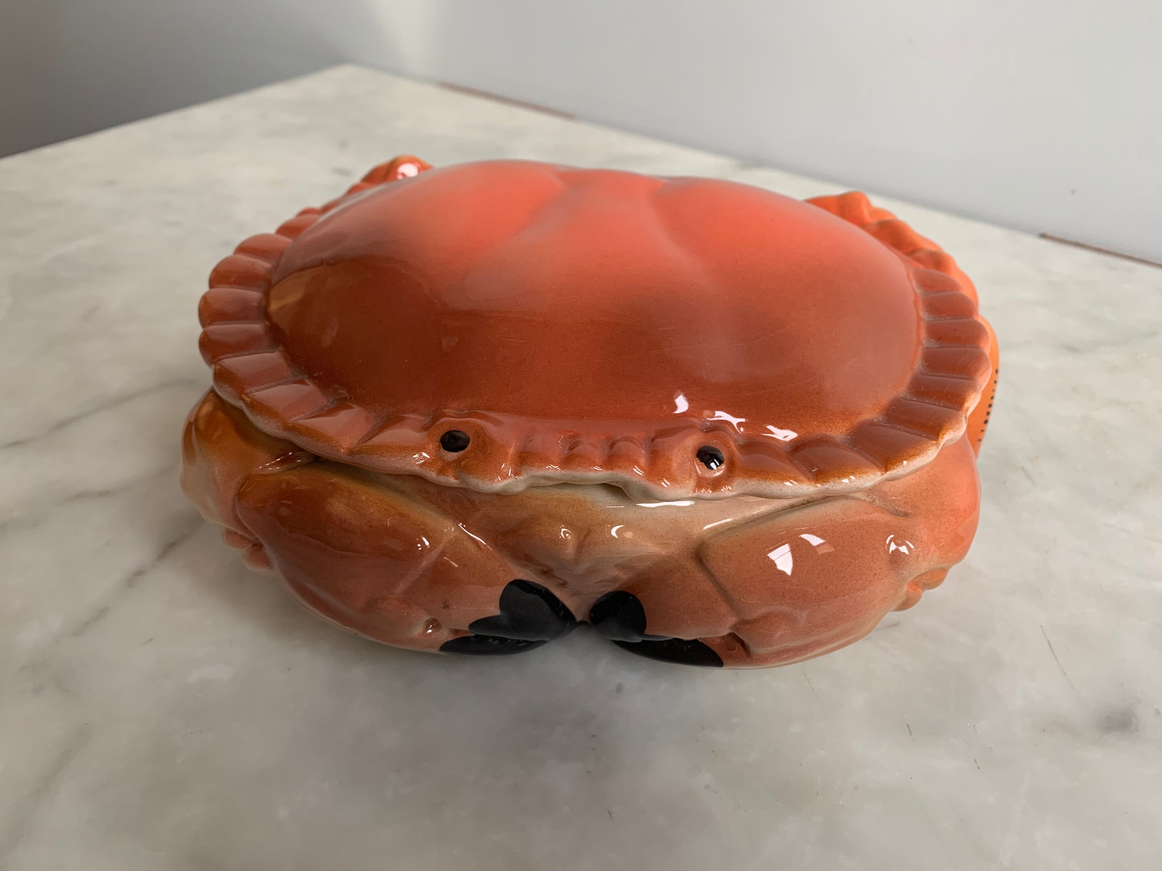 Ceramic crab-shaped box