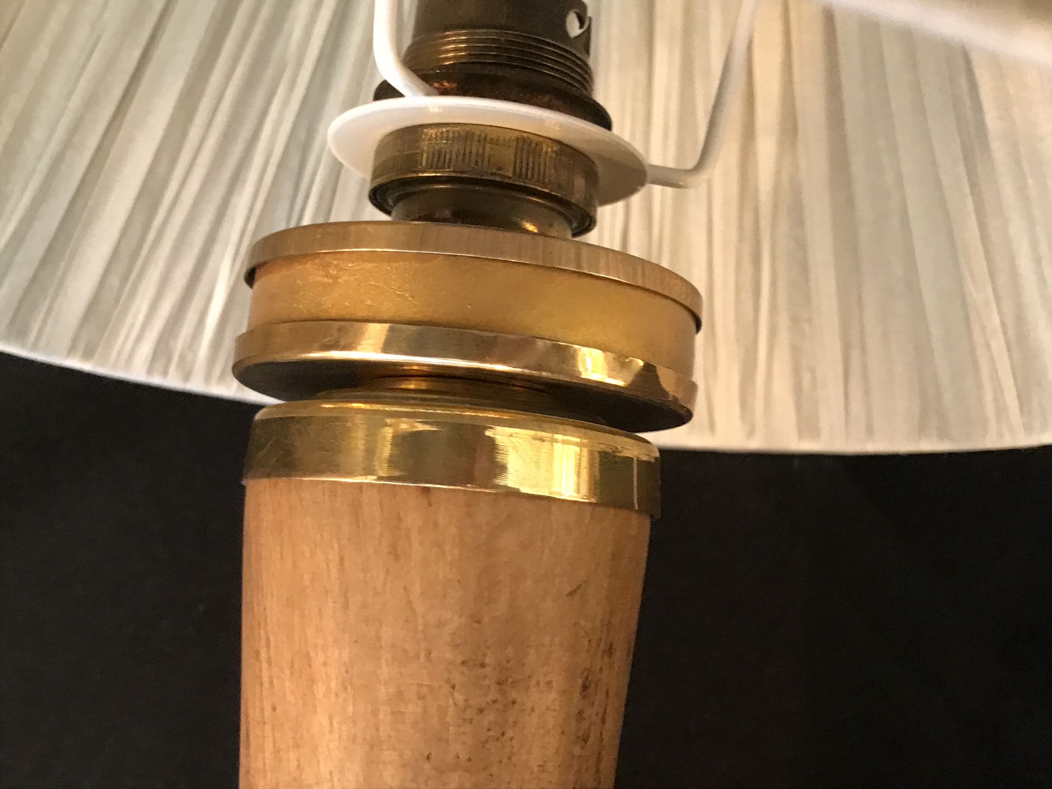 Vintage table lamp foot in wood and brass pleated lampshade 1960