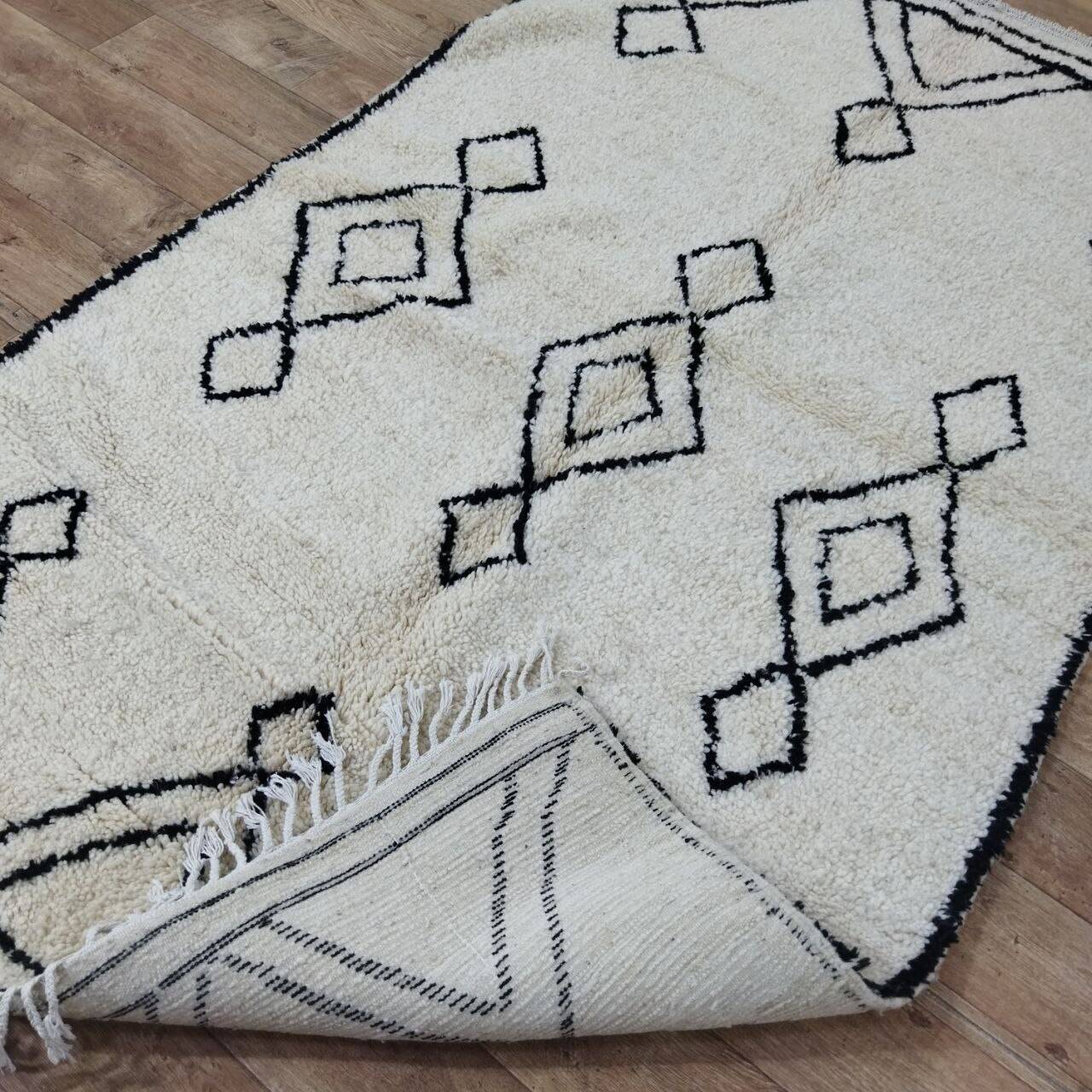 Handmade wool Berber rug 250 x 150 cm