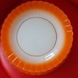 6 Flat plates with orange surround. Arcopal.