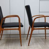 Suite de 2 fauteuils en cuir noir et bois