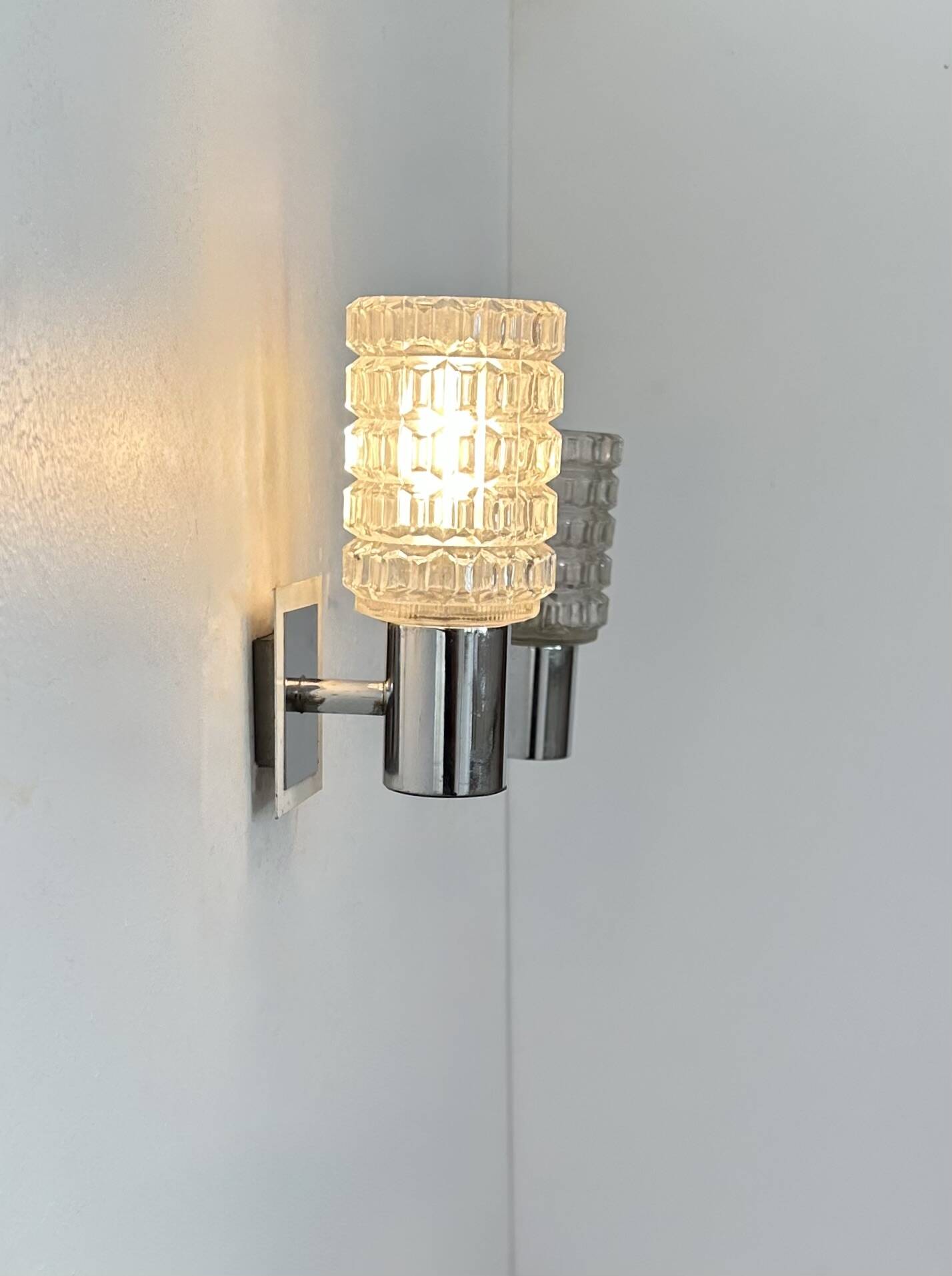 Paire d'appliques vintage, métal chromé et verre moulé pressé, Italie, 1970