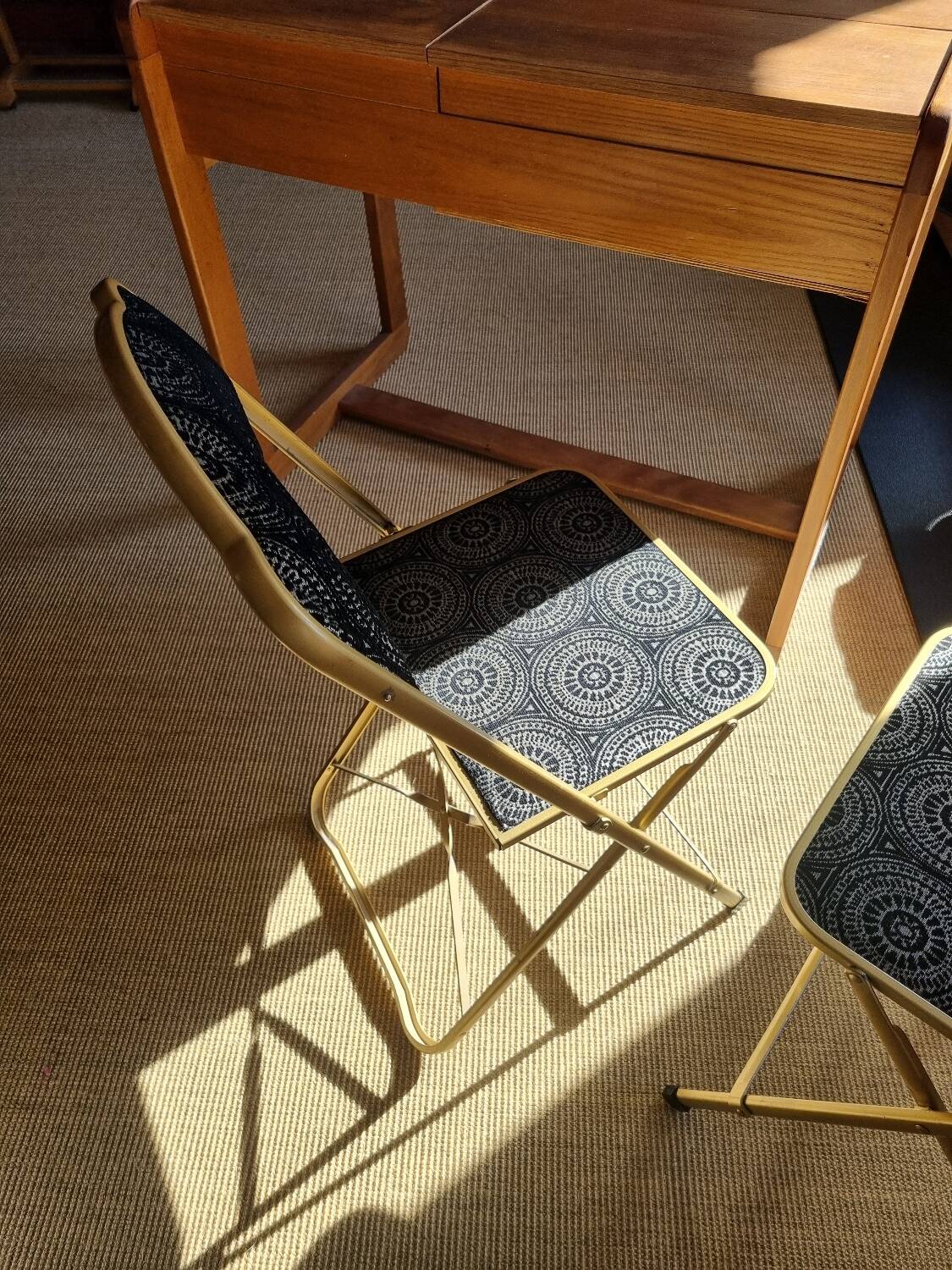 Set of 2 folding chairs in velvet and gold metal