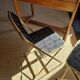 Suite de 2 chaises pliantes en velours et métal doré