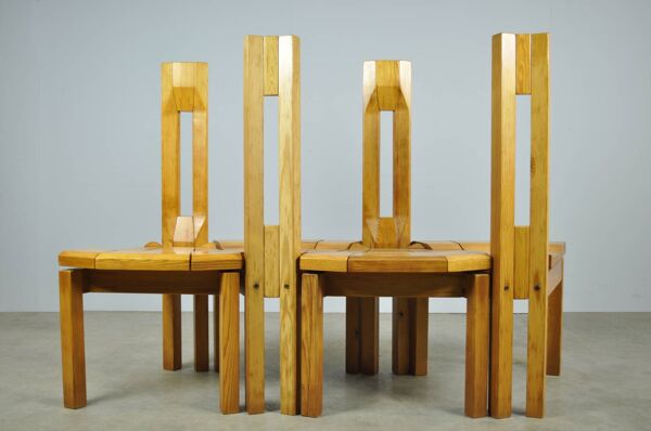 TABLE À MANGER EN PIN BRUTALISTE ''RANTASIPI'' / FINLANDE ANNÉES 70