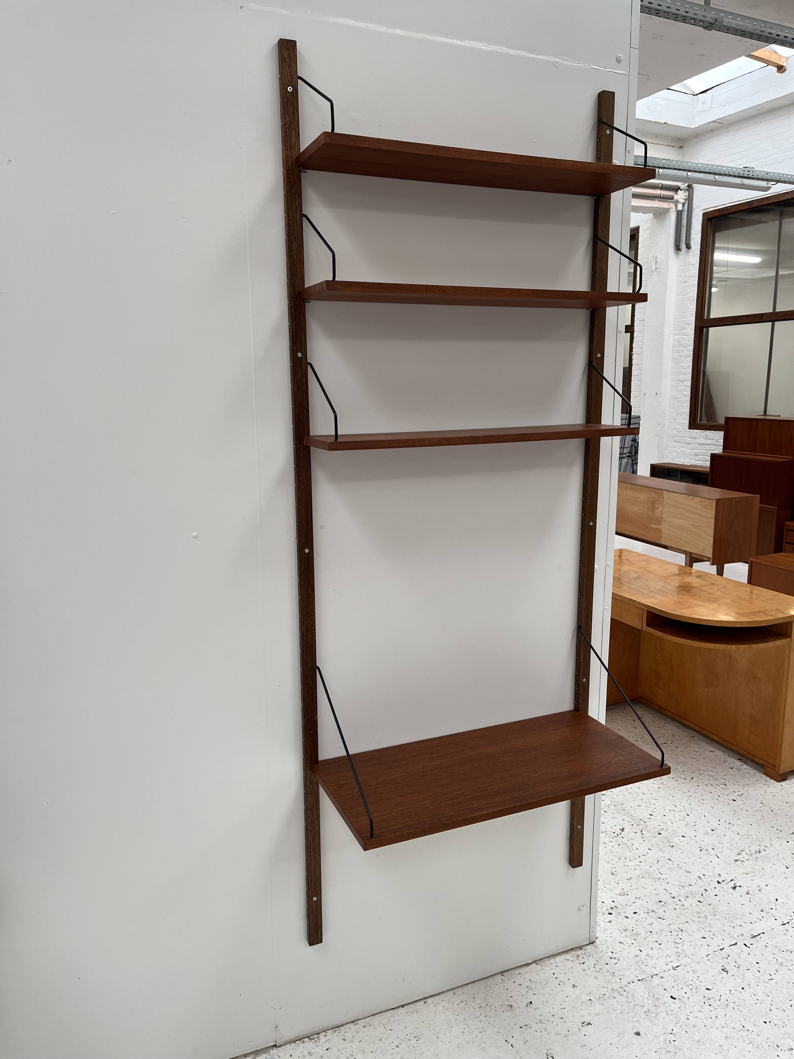 Meuble mural par P. Cadobvius