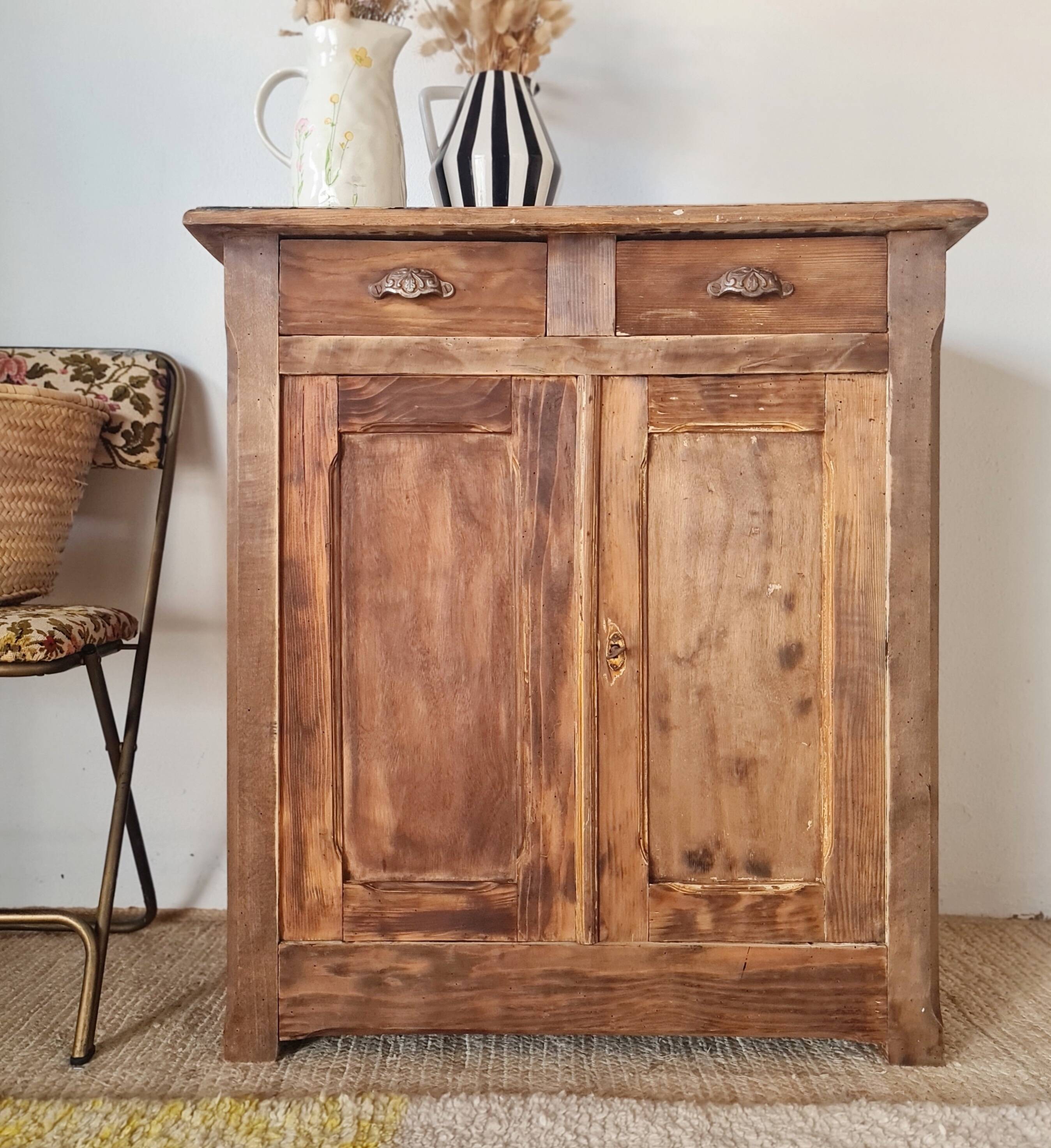 Buffet parisien bas ancien en bois patiné - intérieur fleuri