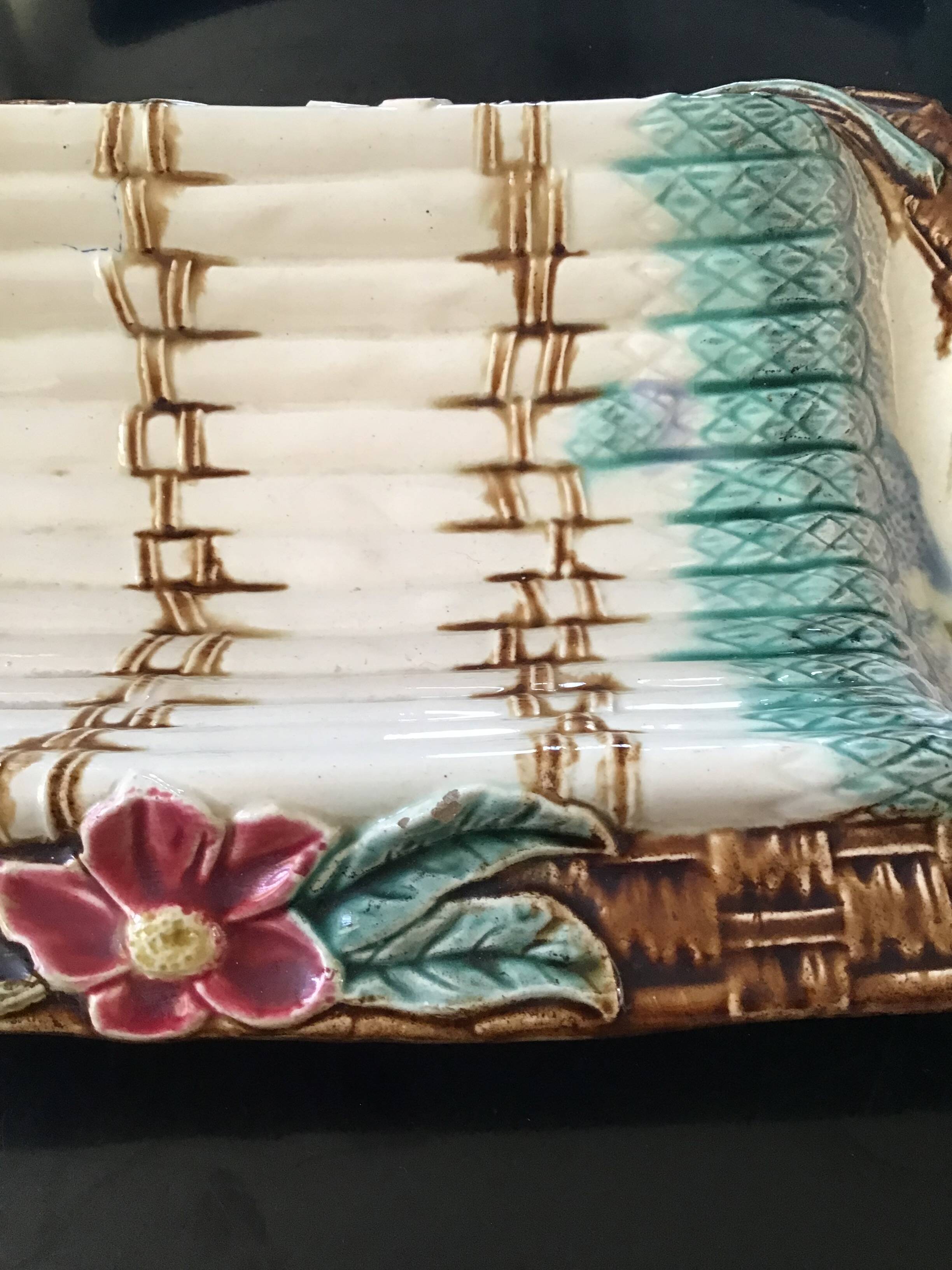 Asparagus dish with earthenware