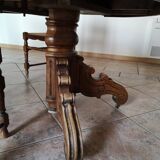 Old table with central leg, small casters, 2 extensions