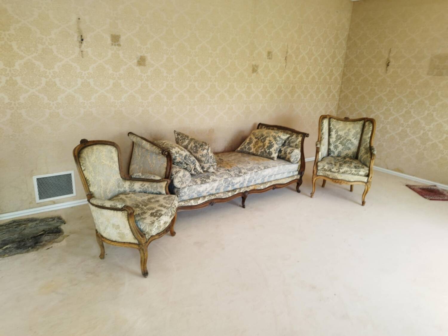 Living room (Louis XV daybed and two bergère armchairs)