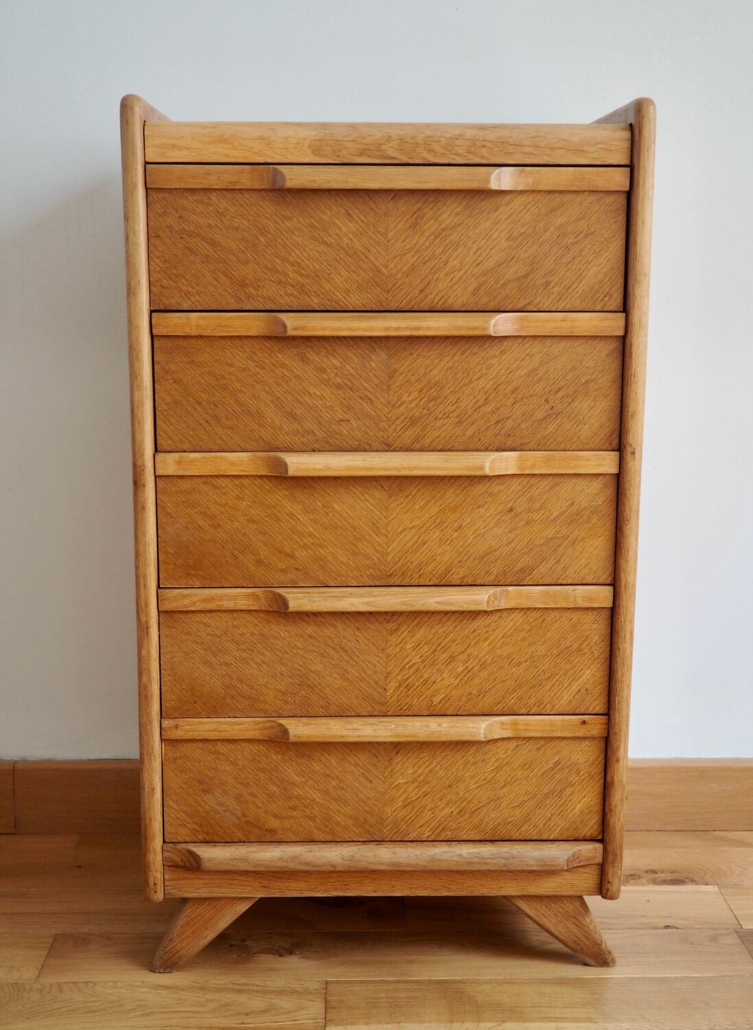 Dresser feet compass