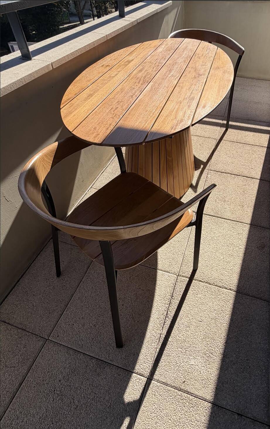 oval garden table with its 2 chairs