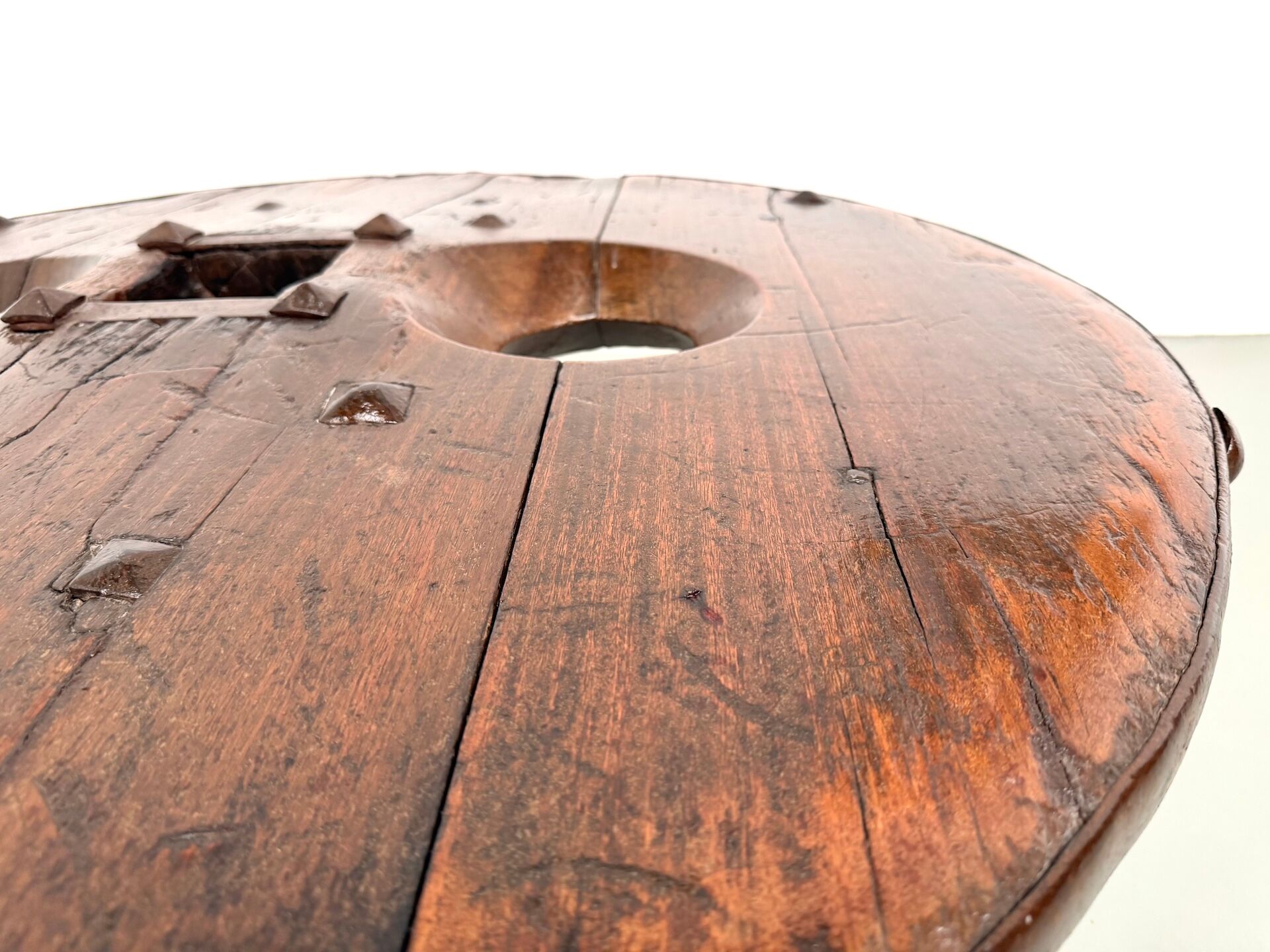 Brutalist Circular Coffee Table in Solid Wood – Brazilian Folk Art