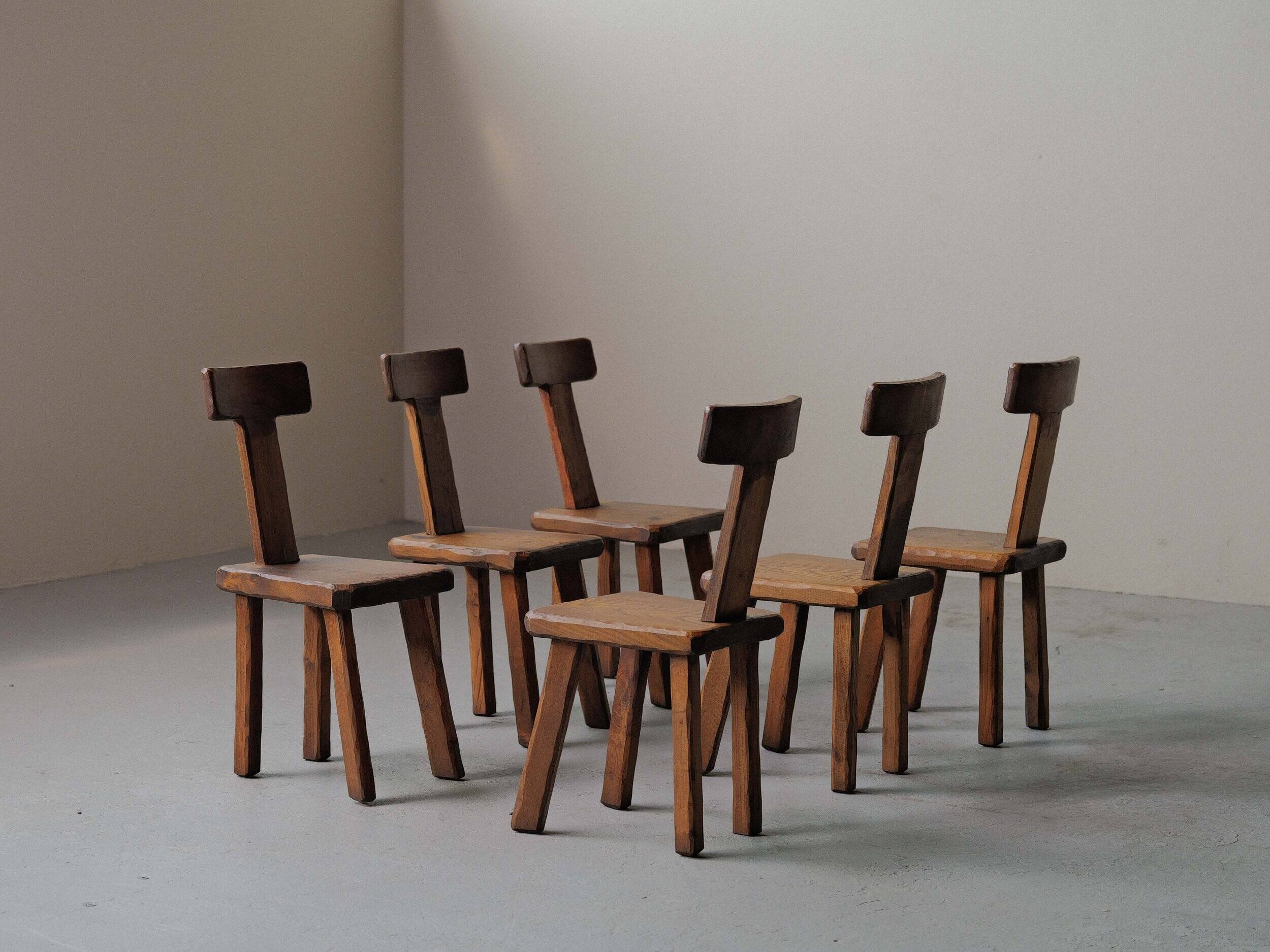 Suite de 6 chaises brutalistes en châtaignier, France, vers 1970