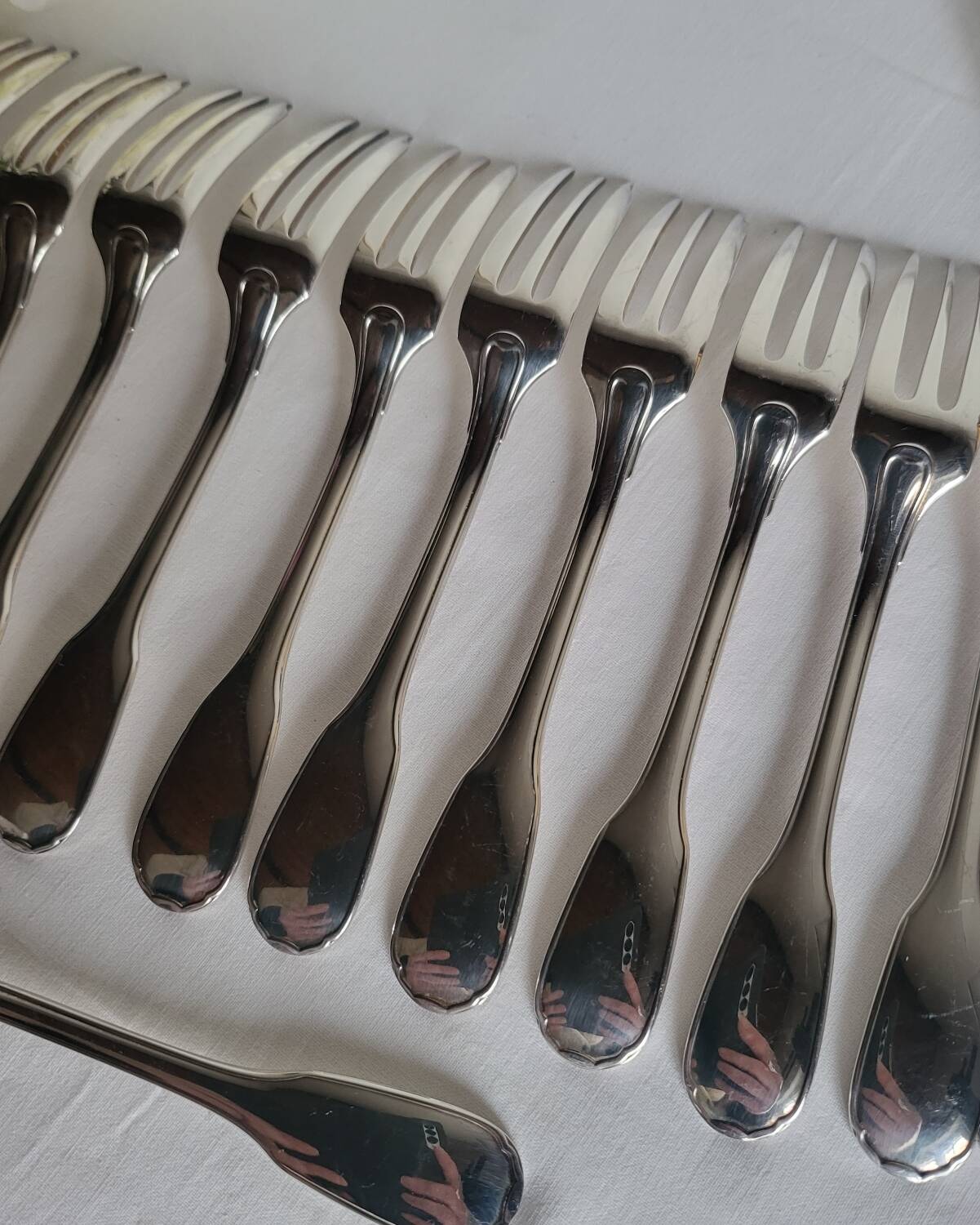 12 Christofle Versailles model cake forks in silver-plated metal.