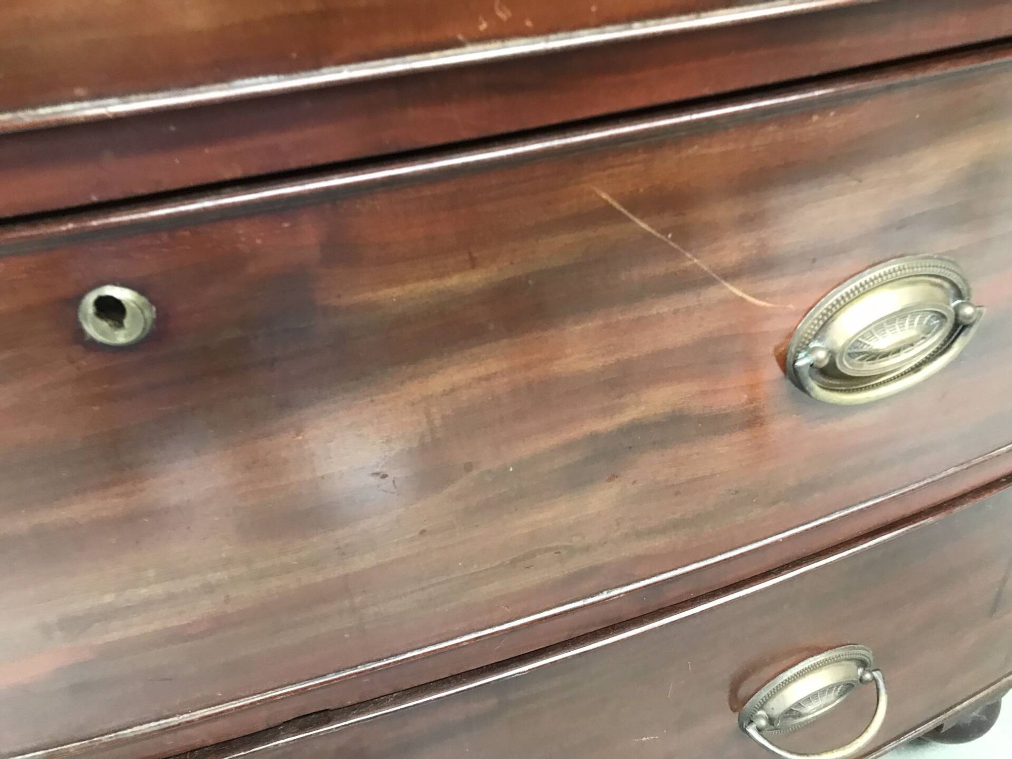 English chest from the early 18th century, mahogany veneer.
