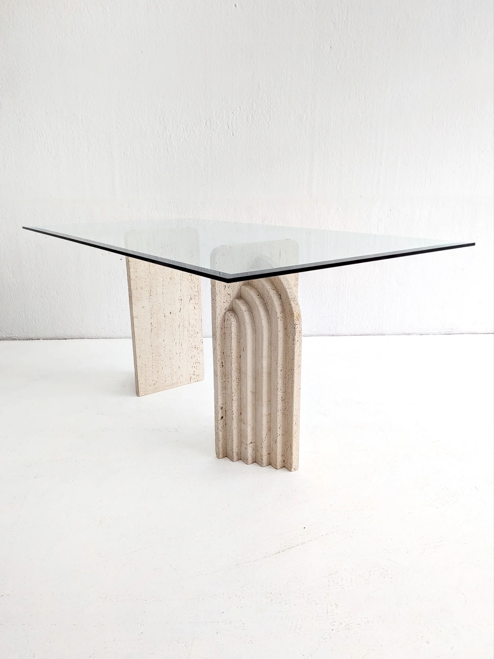 Dining table in travertine and glass with sculpted legs, 1970s.