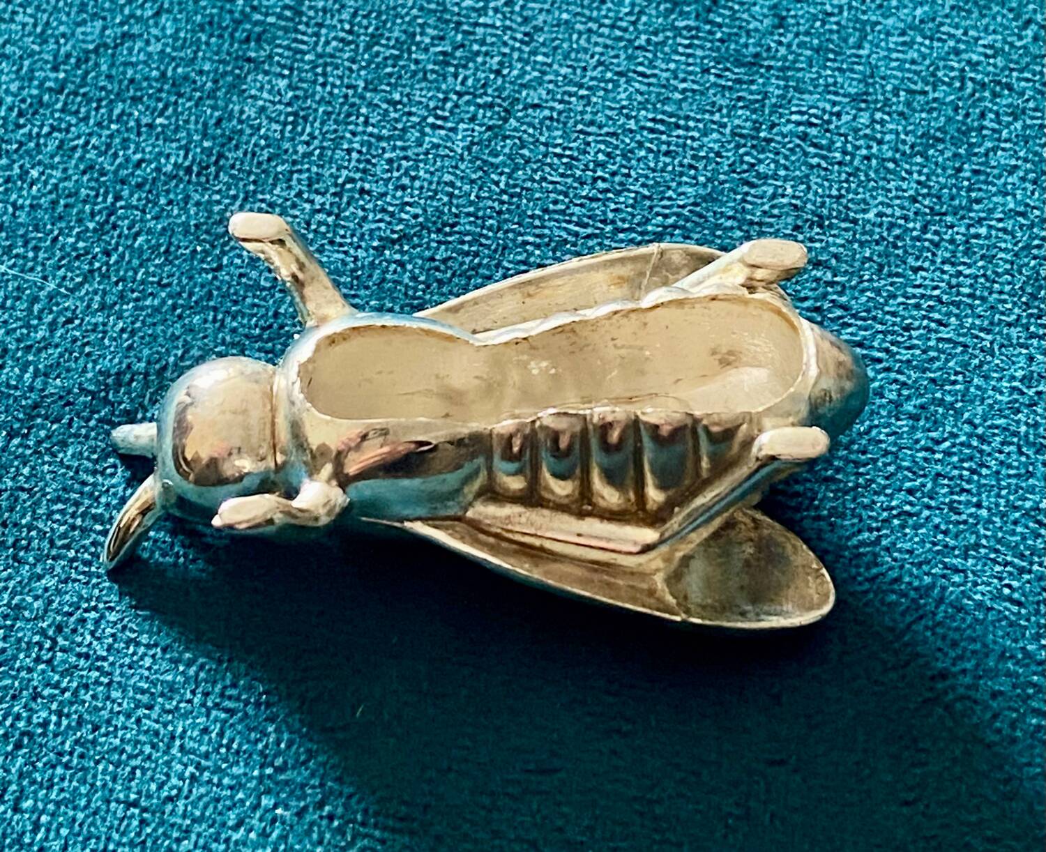 6 Bee-shaped knife holders, silver-colored metal