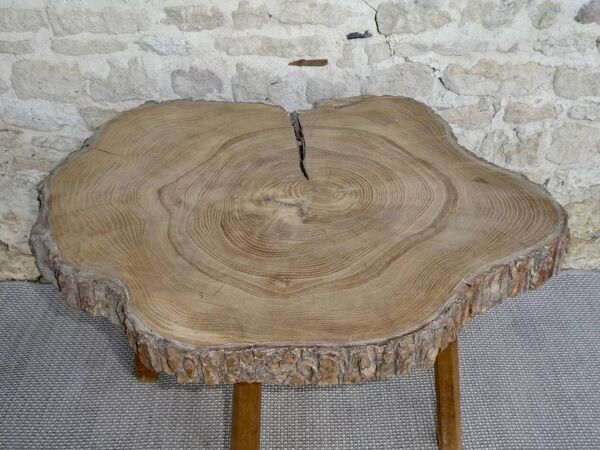 Table basse, guéridon en bois brut, vers 1960