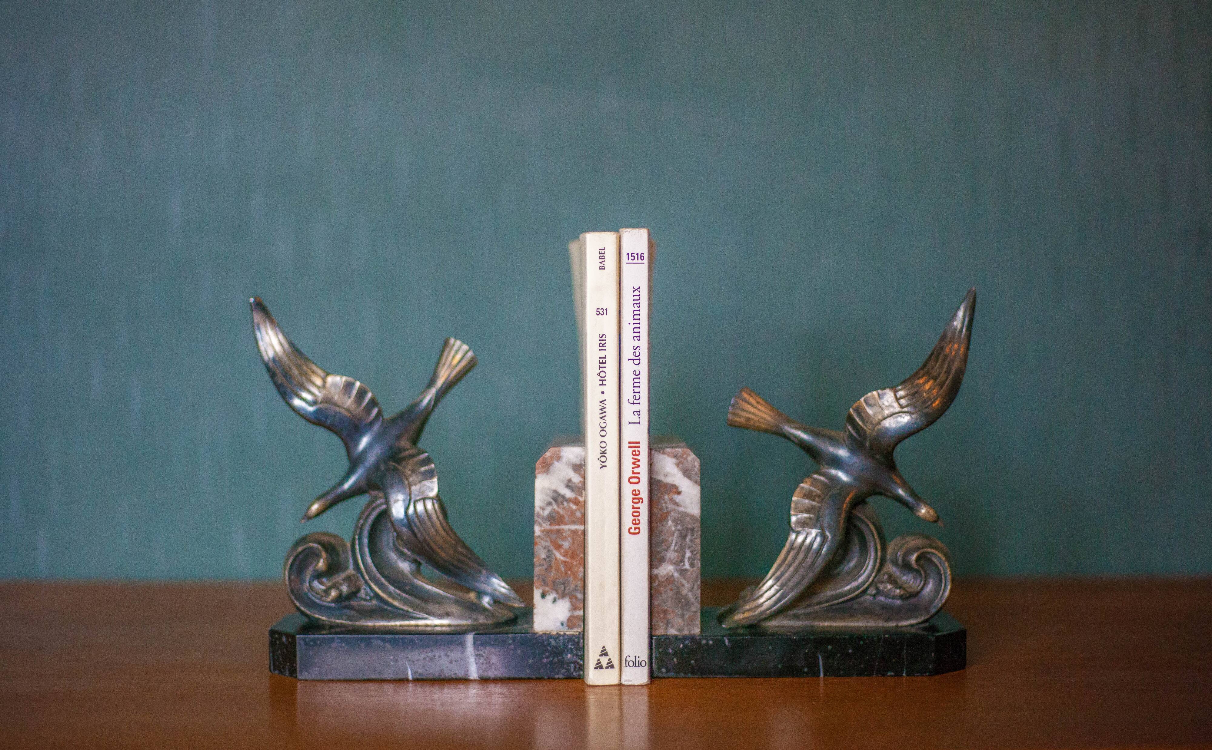 Pair of art deco seagull bookends in regulates and marble, bookcase, desk