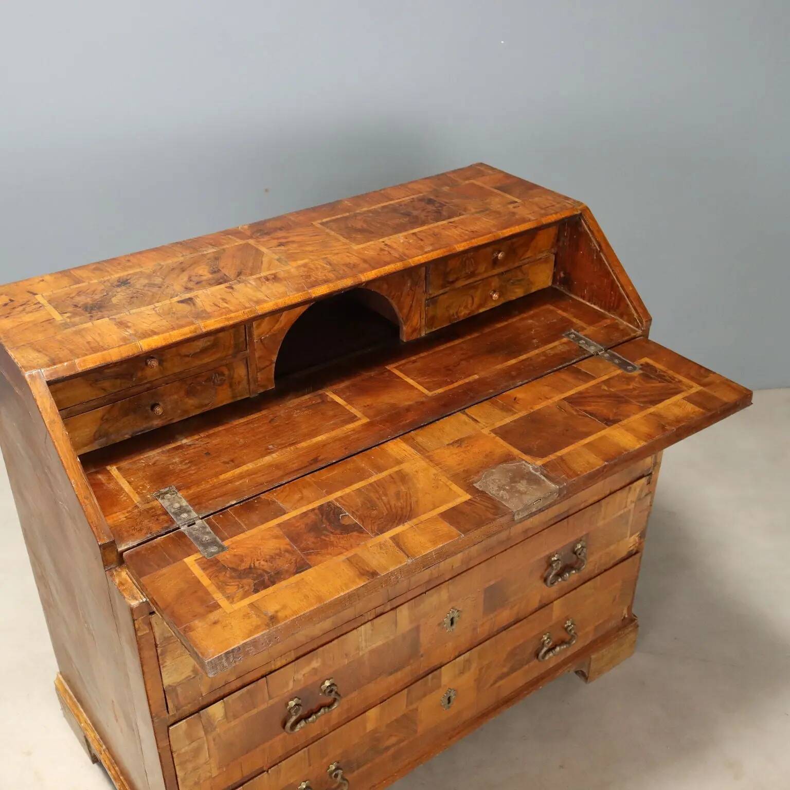 Walnut desk - Italy 18th century