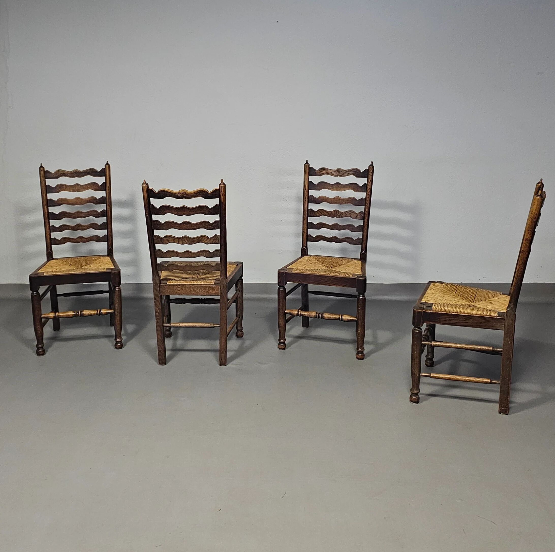 Ensemble de 4 chaises de salle à manger en chêne, rustiques, de ferme, à dossier en échelle avec sièges en jonc, années 1960