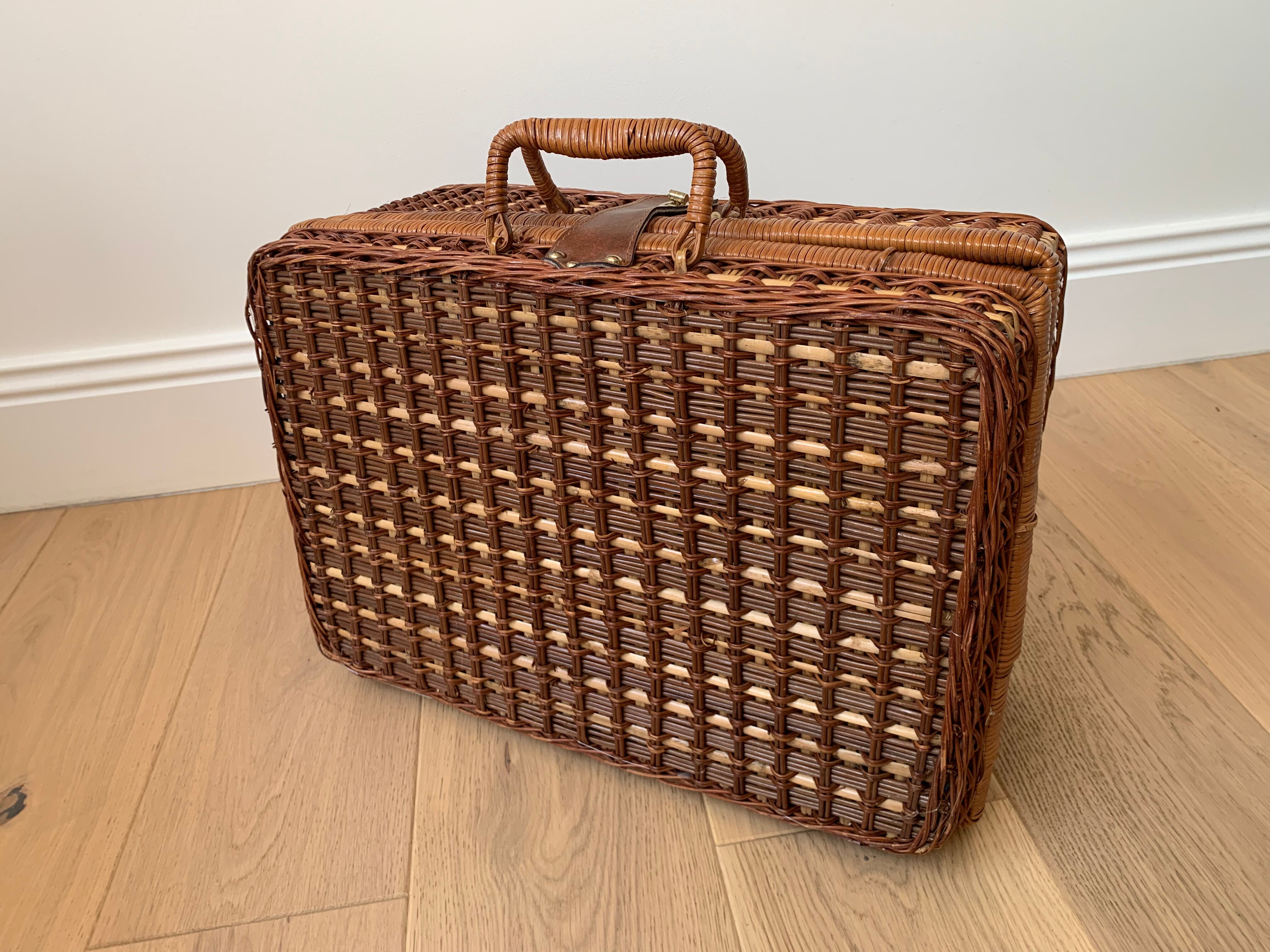Rattan picnic basket - vintage